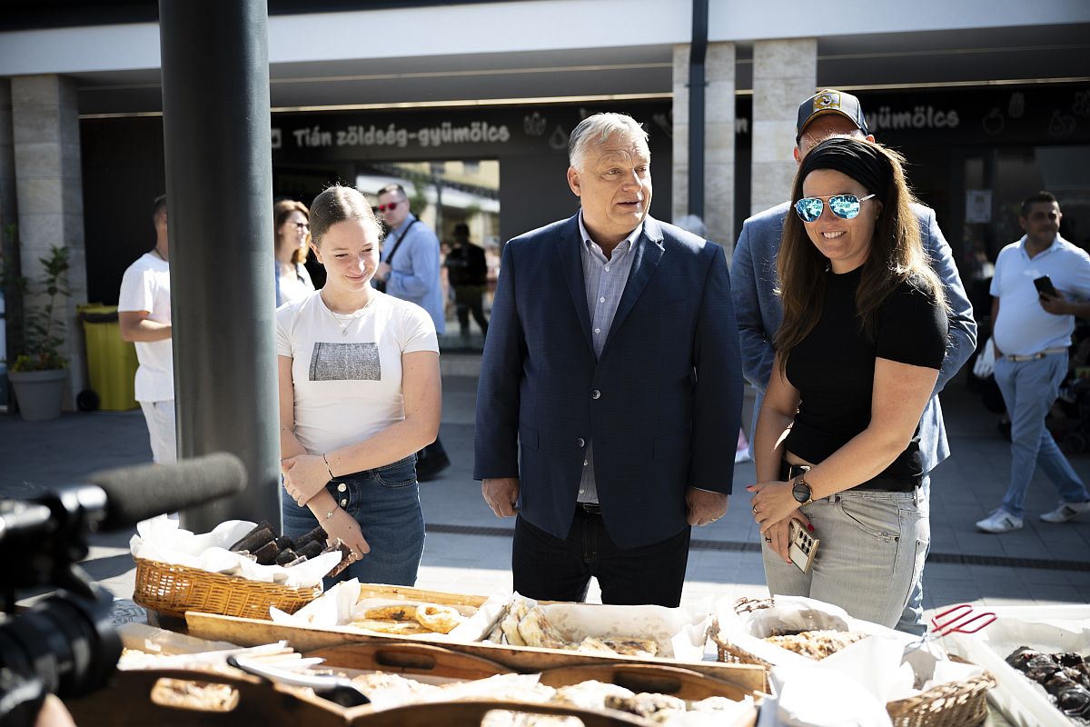 Orbán Viktor egy esztergomi piacon.