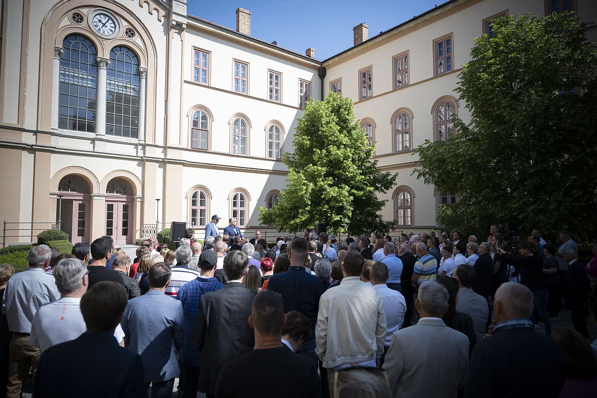 Orbán Viktor miniszterelnök, a Fidesz elnöke (j) beszédet mond országjáró kampánykörútjának esztergomi állomásán 2024. május 11-én.