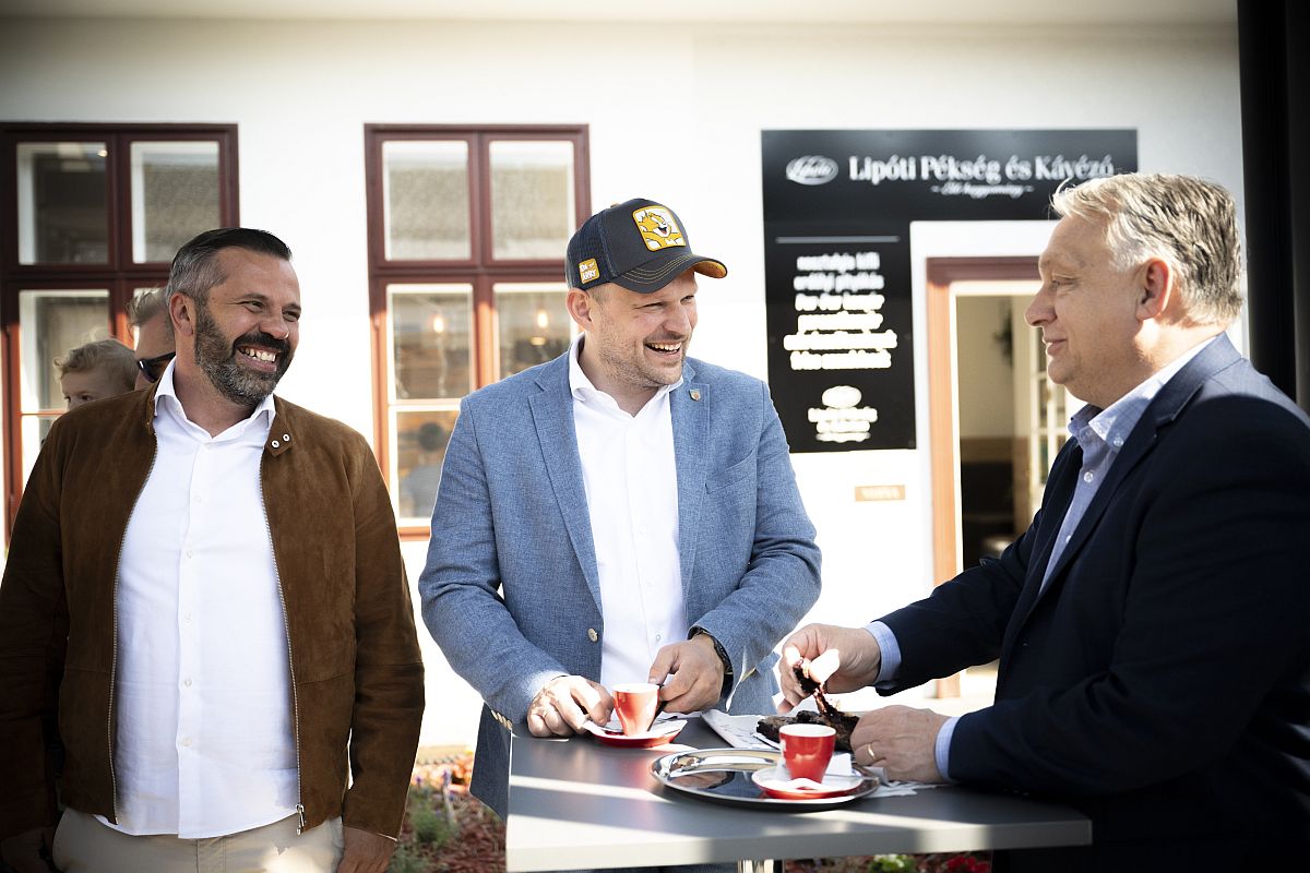 Orbán Viktor és Hernádi Ádám kávéznak Esztergomban.