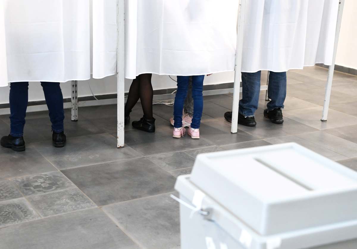 Szavazók a szavazófülkében az országgyűlési választáson és gyermekvédelmi népszavazáson a Zugligeti Általános Iskolában kialakított szavazókörben 2022. április 3-án.