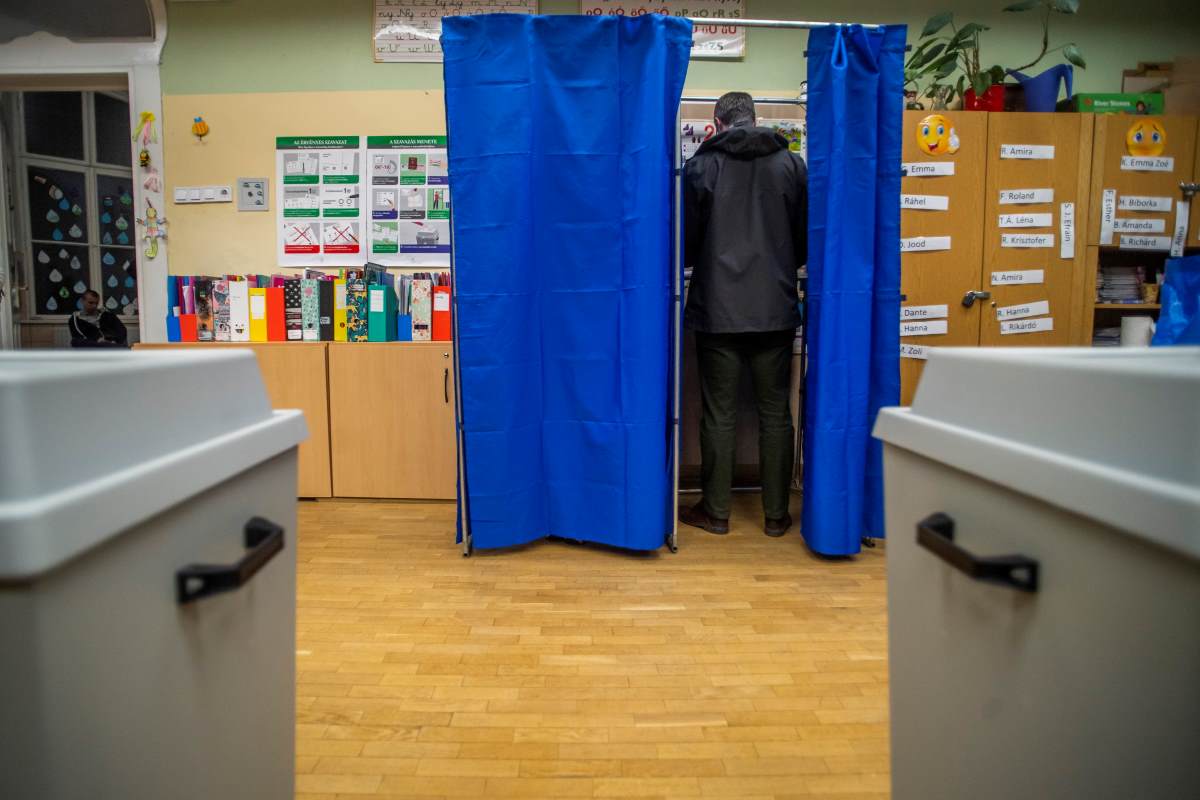 Egy férfi szavaz az Erzsébetvárosi Kéttannyelvű Általános Iskola, Szakgimnázium és Szakközépiskolában kialakított szavazókörben az országgyűlési választáson és gyermekvédelmi népszavazáson 2022. április 3-án.