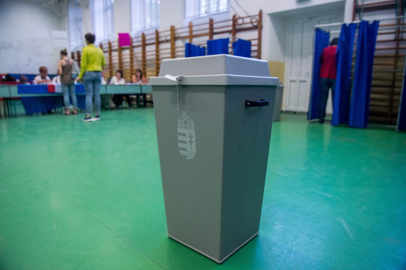 Urna az európai parlamenti választáson a főváros VII. kerületében az Erzsébetvárosi Kéttannyelvű Általános Iskola, Szakgimnázium és Szakközépiskolában kialakított szavazókörben 2019. május 26-án.
