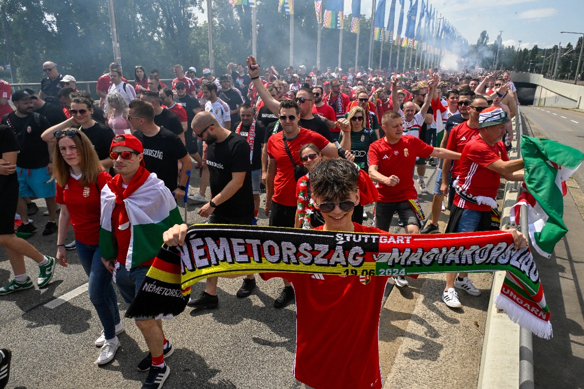 Vonulnak a magyar szurkolók Stuttgartban