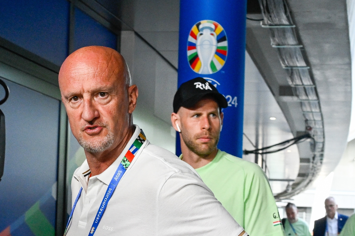 GULÁCSI Péter ROSSI Marco - Startlap Stuttgart, 2024. június 18. Marco Rossi, a németországi labdarúgó Európa-bajnokságon részt vevő magyar válogatott szövetségi kapitánya (b) és Gulácsi Péter kapus érkezik a csapat pályabejárására a stuttgarti MHP Arénában a házigazda német csapat elleni mérkőzés előtti napon, 2024. június 18-án.