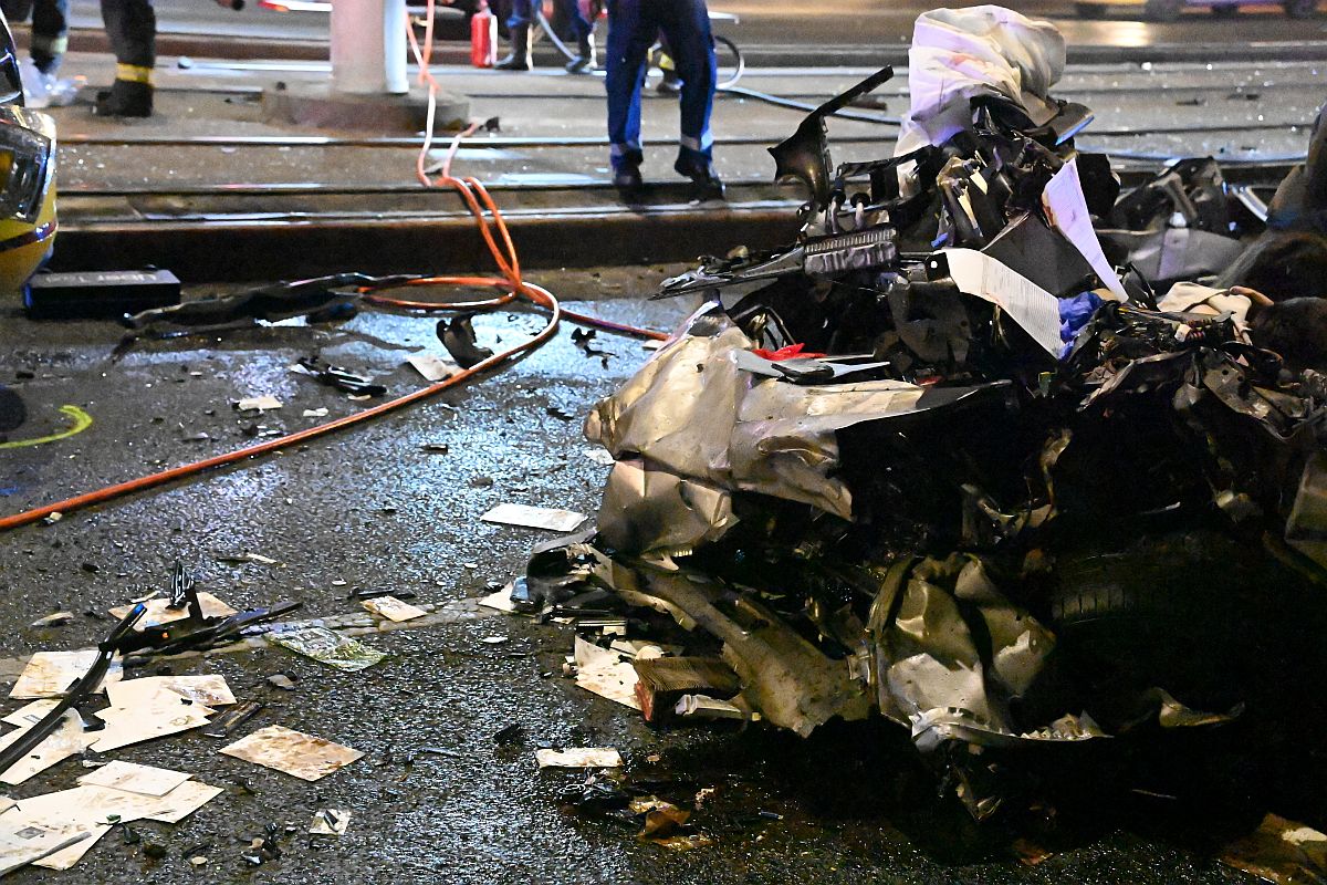 Összeroncsolódott személygépkocsi az Árpád hídon, ahol összeütközött három autó 2024. július 3-án.