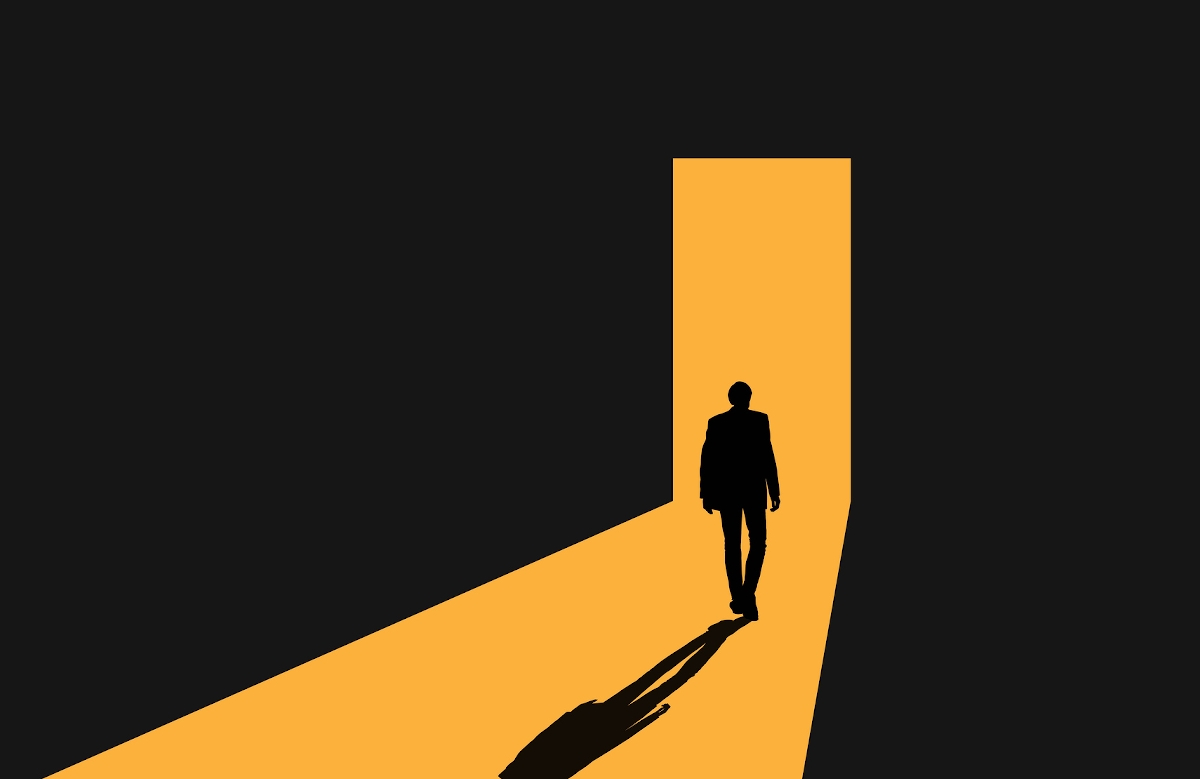 Fény felé lépő férfi