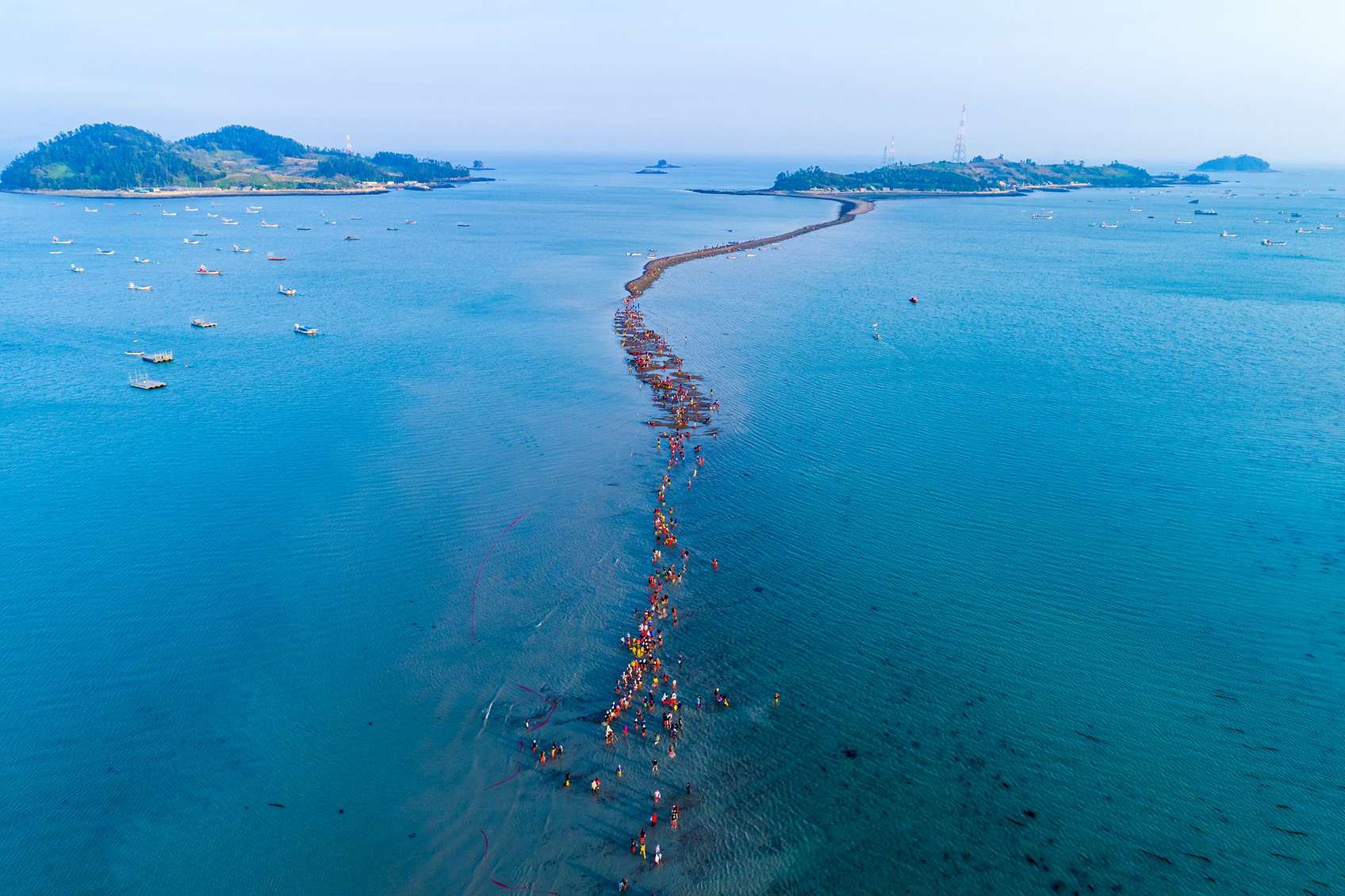 Mintha csak Mózes csodája ismétlődne meg – évente kétszer megnyílik a tenger Dél-Korea partjainál, feltárva egy titokzatos ösvényt a víz alatt rejtőző szigetre.