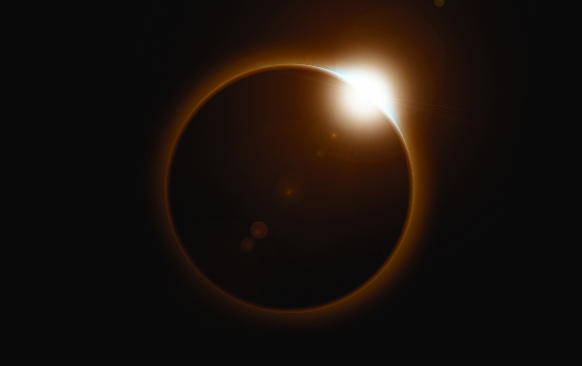 A napfogyatkozás jelensége, amikor a Hold eltakarja a Napot