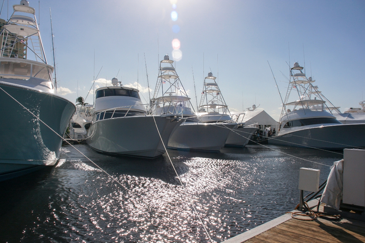 Hajók egy tengeri kikötőben