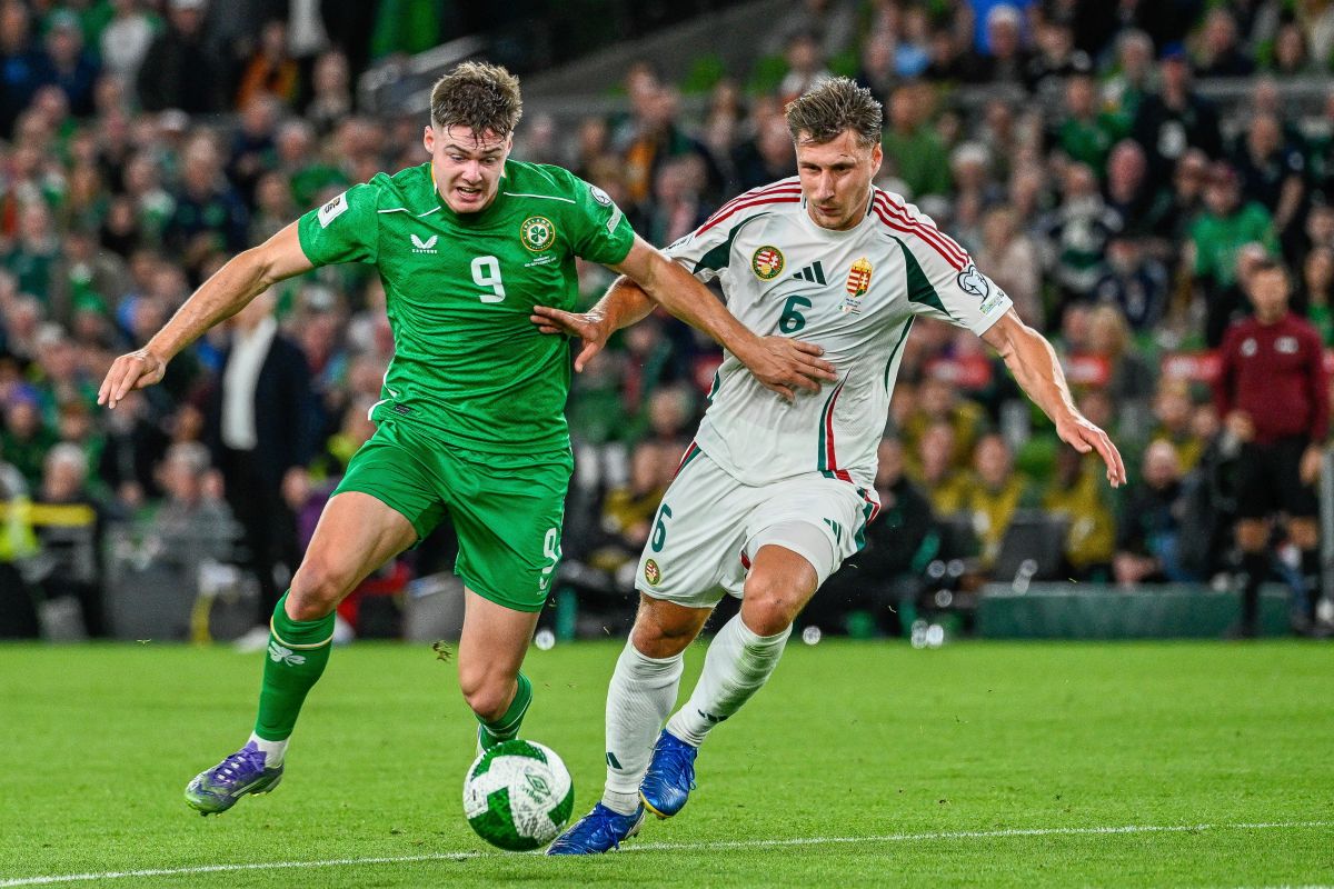 Willi Orban (j) és az ír Evan Ferguson az Írország-Magyarország labdarúgó világbajnoki selejtezõ mérkõzésen