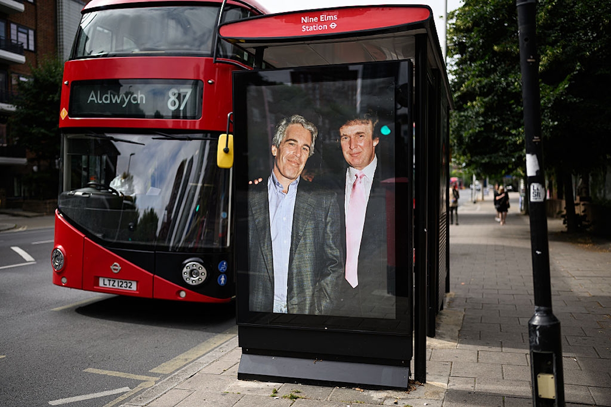 Donald Trump és Jeffrey Epstein egy plakáton