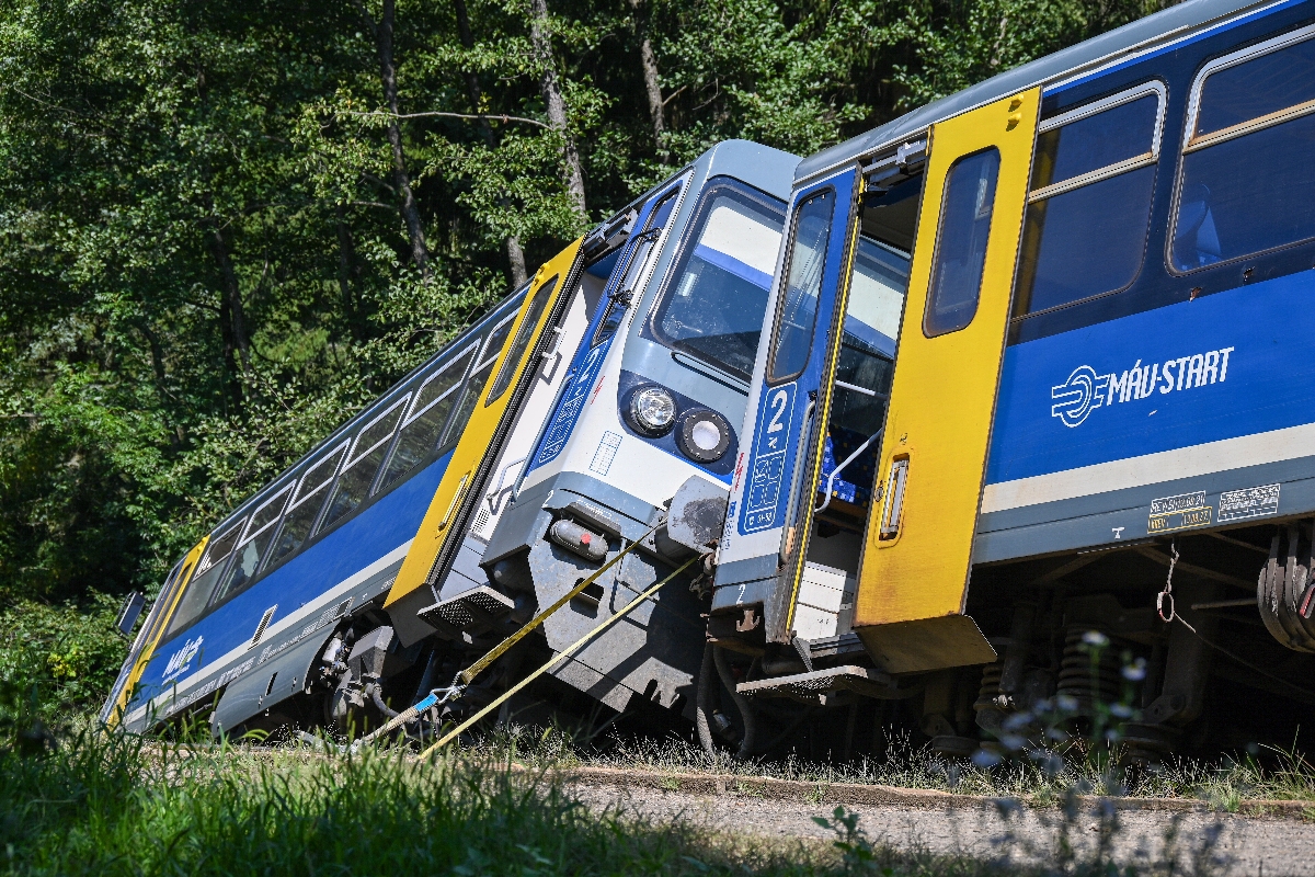 A Vácról Balassagyarmatra tartó vonat kisiklott kocsijai Verõcén, Magyarkút megállónál