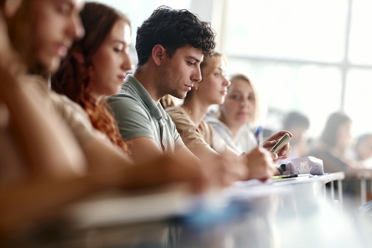 Hallgatók egy teremben