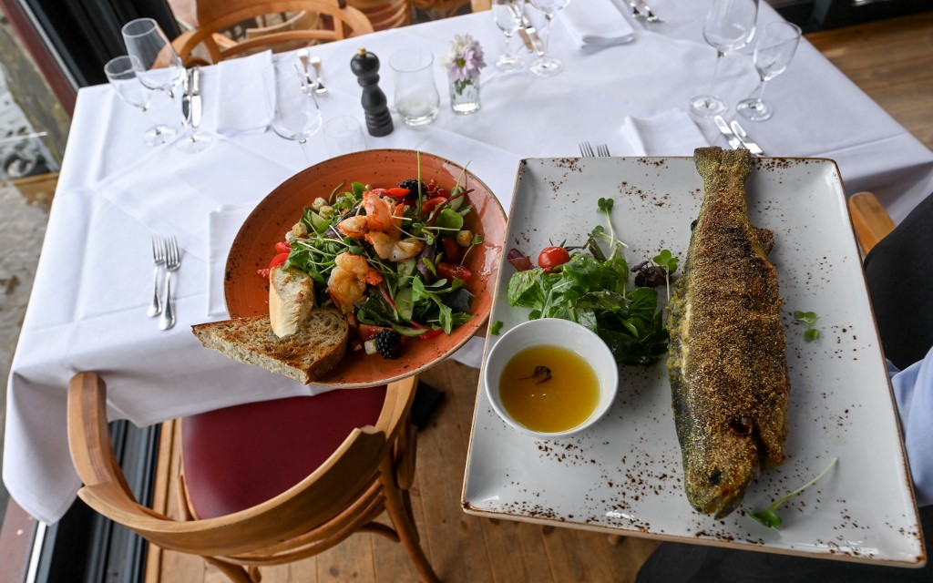 Saláta rákkal és hal egy asztalon