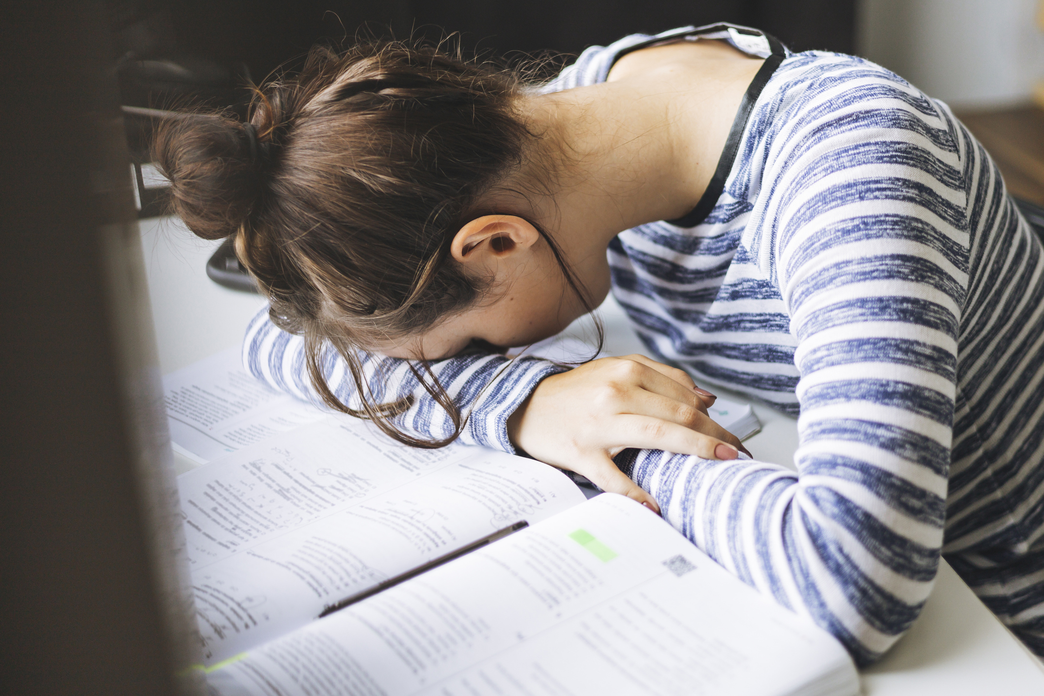 Nagyon fáradt nő csíkos pólóban