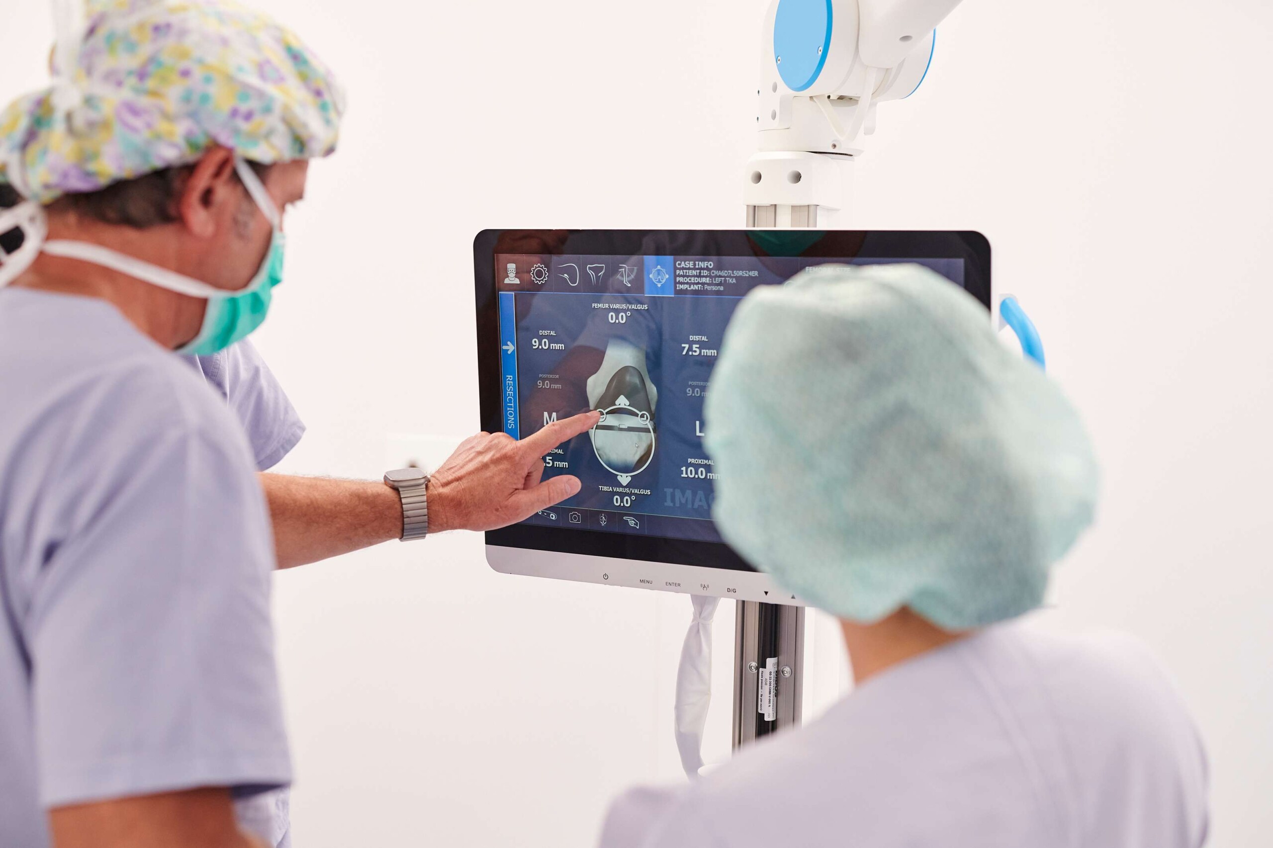 Monitort néző sebészek