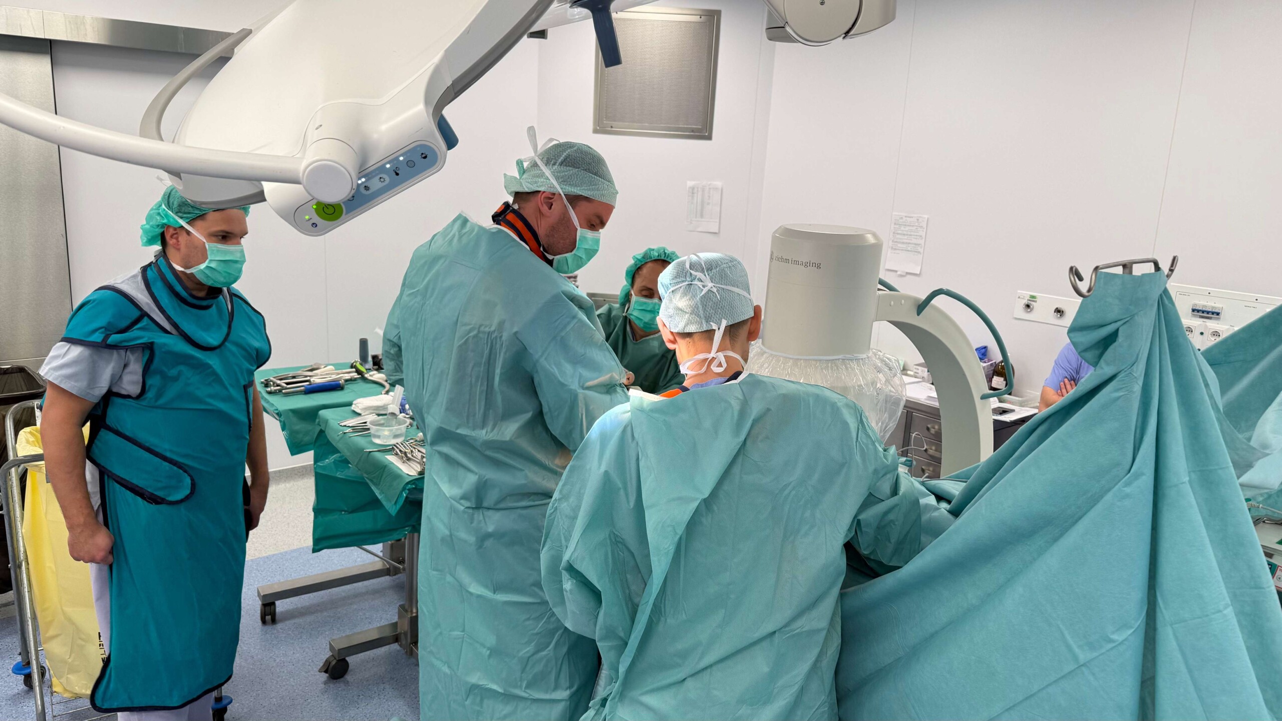 Műtőben segédkező emberek