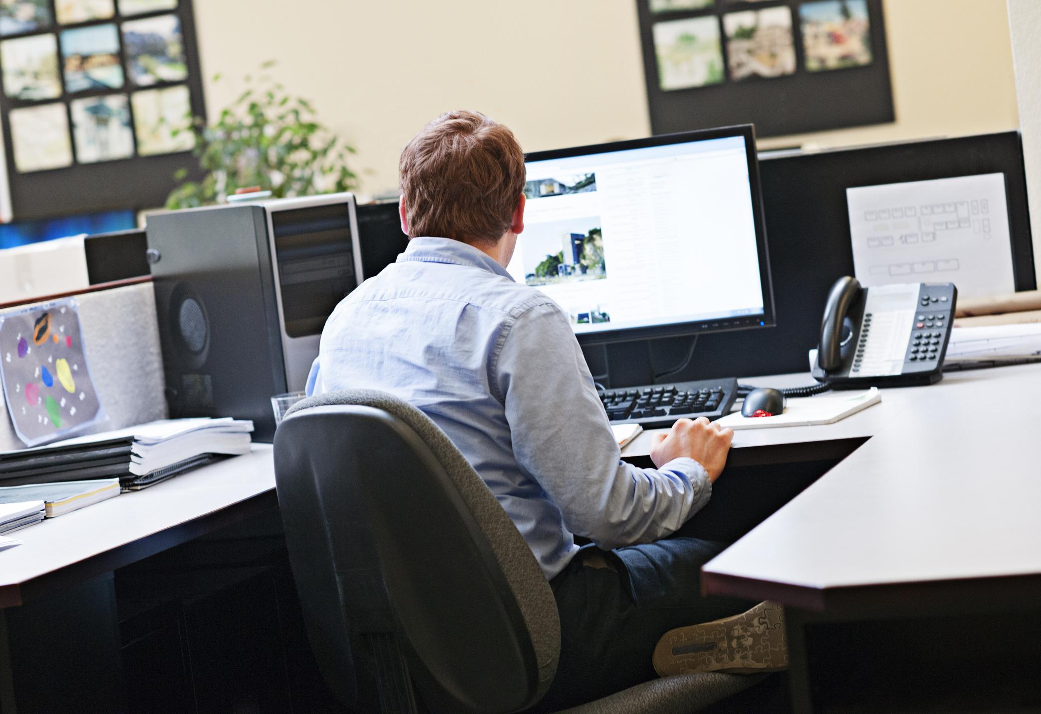 Férfi ül az asztalnál 