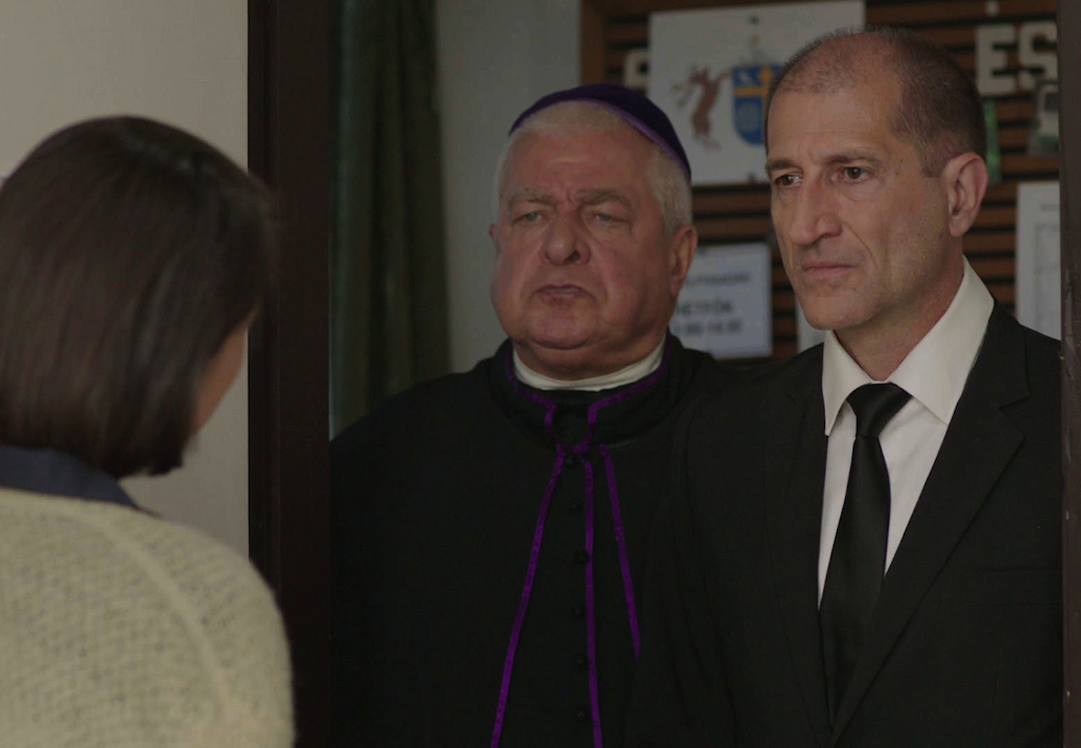 Képek az RTL Klub nagy sikerű sorozata: A mi kis falunk szereplőiről és a forgatásról.