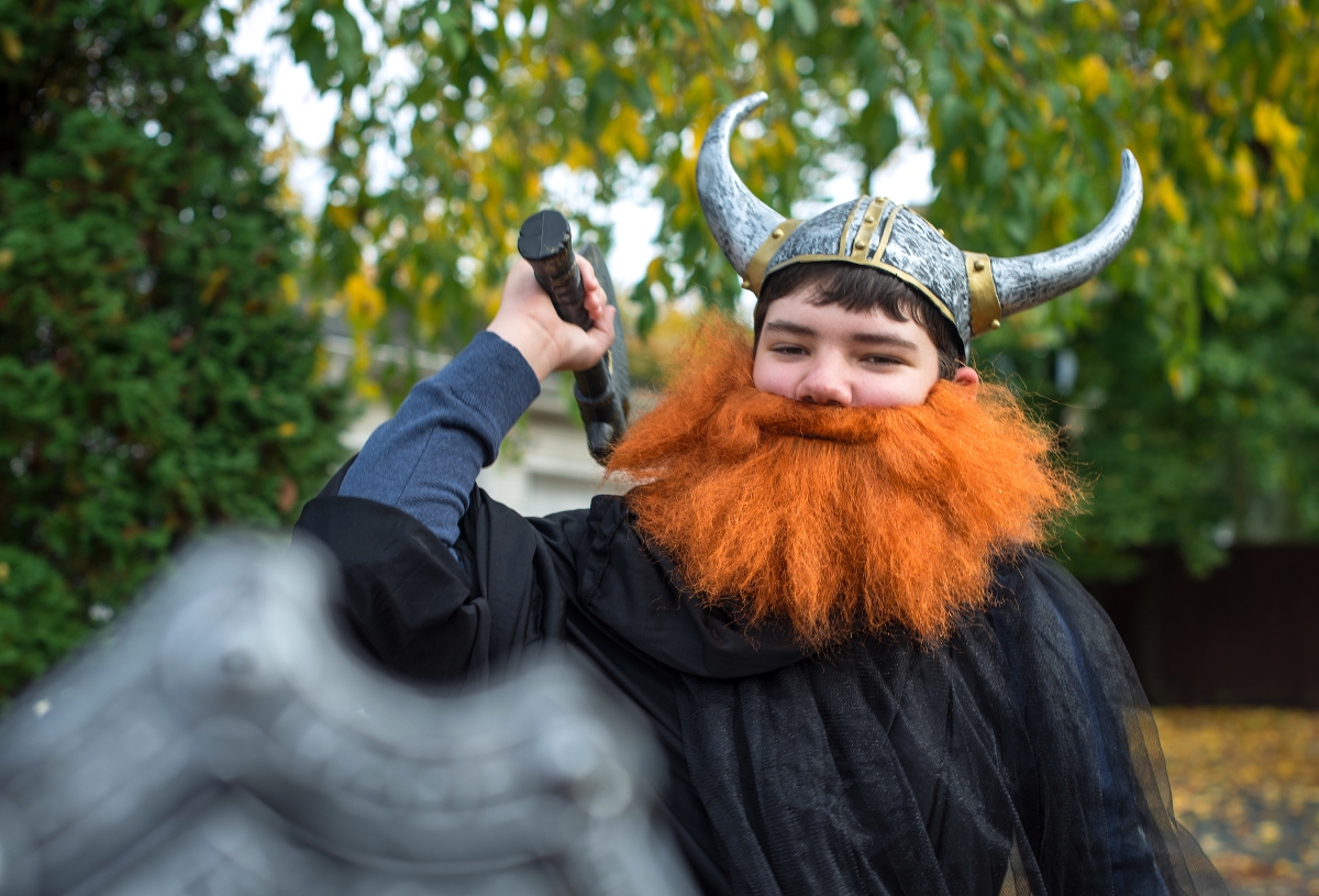 Fiú viking sisakban