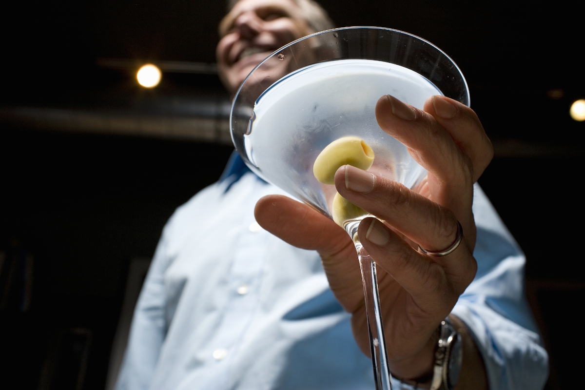 Egy koktélos poaharat tart egy férfi