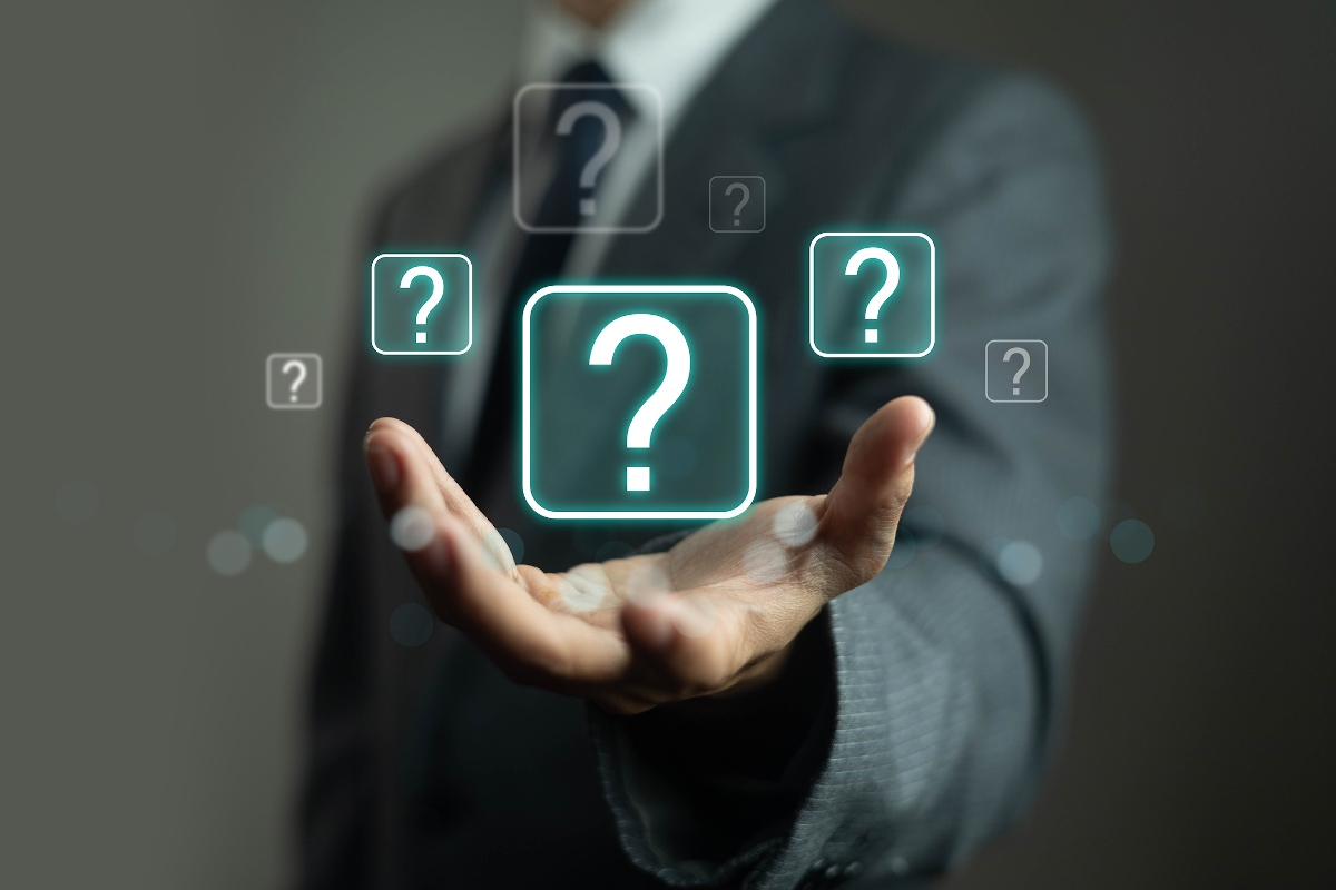 Businessman hand holding digital question mark icons symbol of doubt uncertainty decision making problem solving and business challenge concept Modern solution consulting and strategy idea - Startlap Kérdőjelek egy kézben