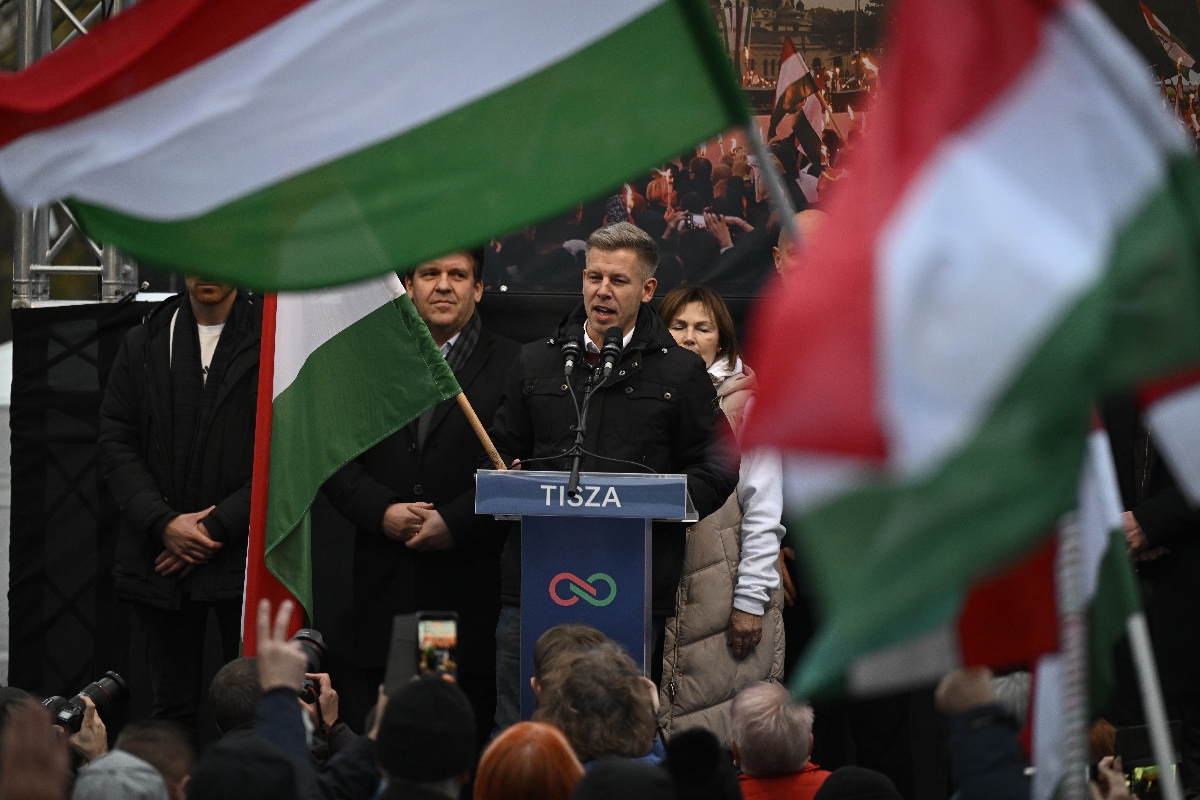 Magyar Péter, a Tisza Párt elnöke (középen) a Bács-Kiskun vármegyei képviselőjelöltjeivel a párt országjárásának kecskeméti állomásán 2025. december 6-án.