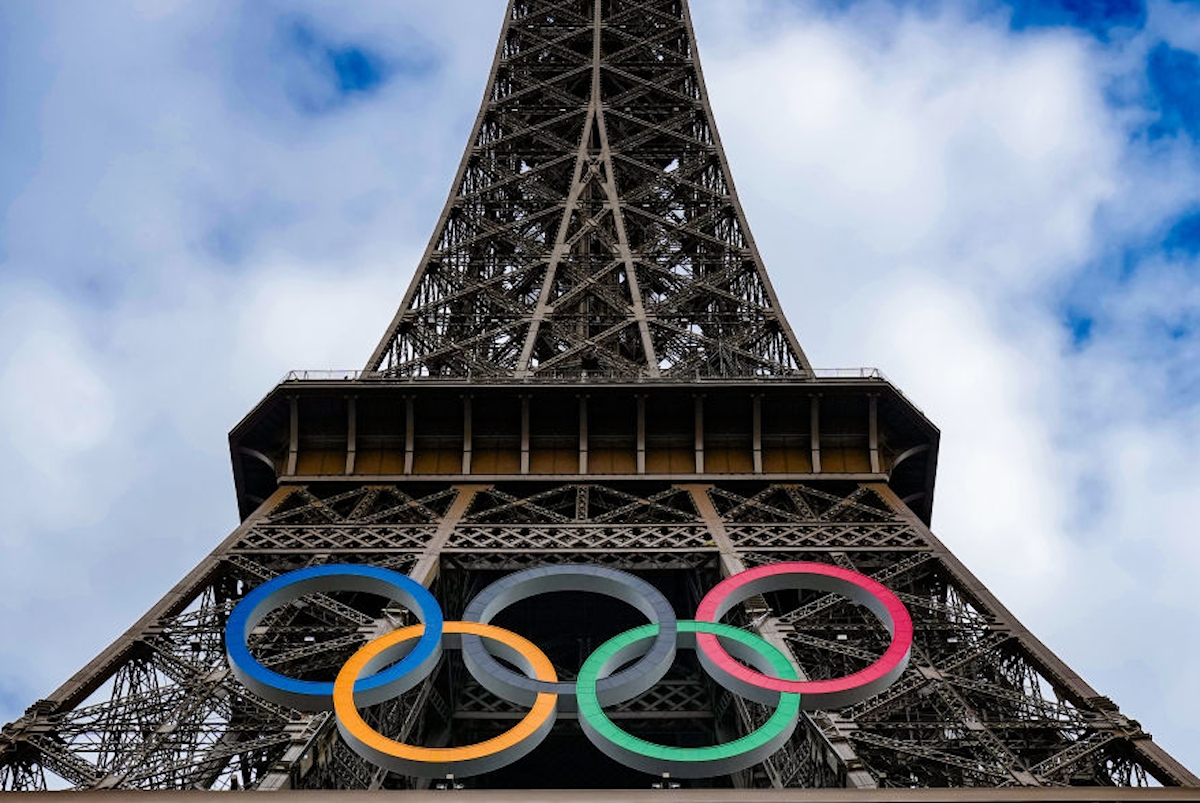 The logo of the Olympic Games on display at the Eiffel Tower - Startlap
