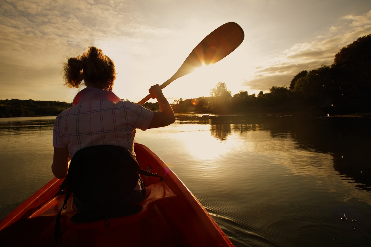 woman in canoe at sunset - Startlap