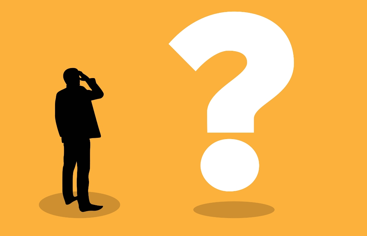 kerdojel_ferfi_ - Startlap Férfi egy hatalmas kérdőjel előtt.