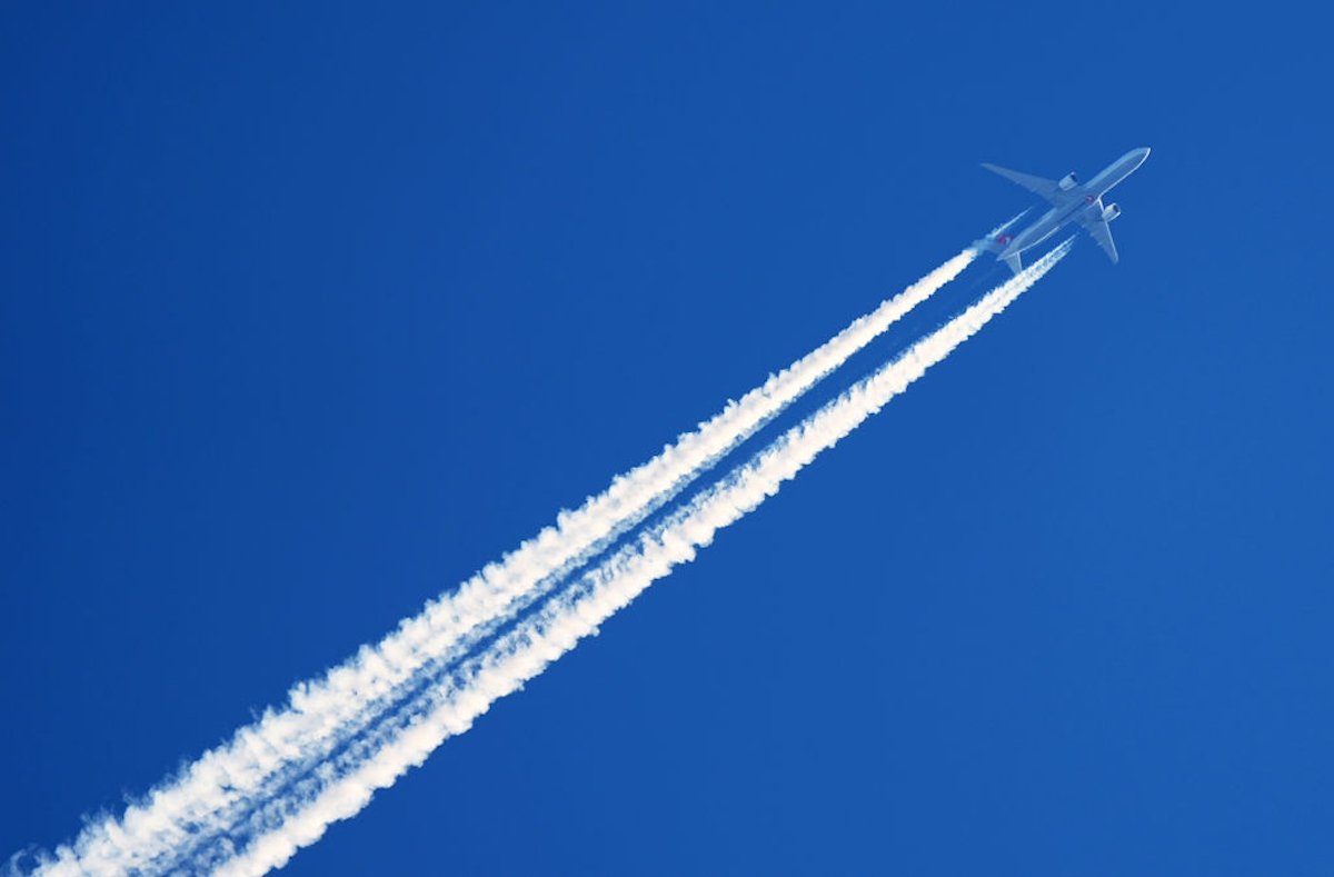 Kondenzcsíkot húzó repülő