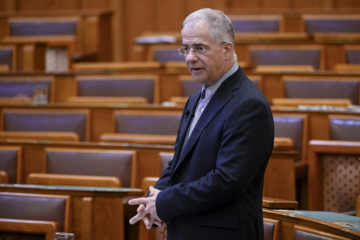 Kósa Lajos, Fidesz képviselője expozét tart az anyakönyvezhető utónevekkel összefüggésben