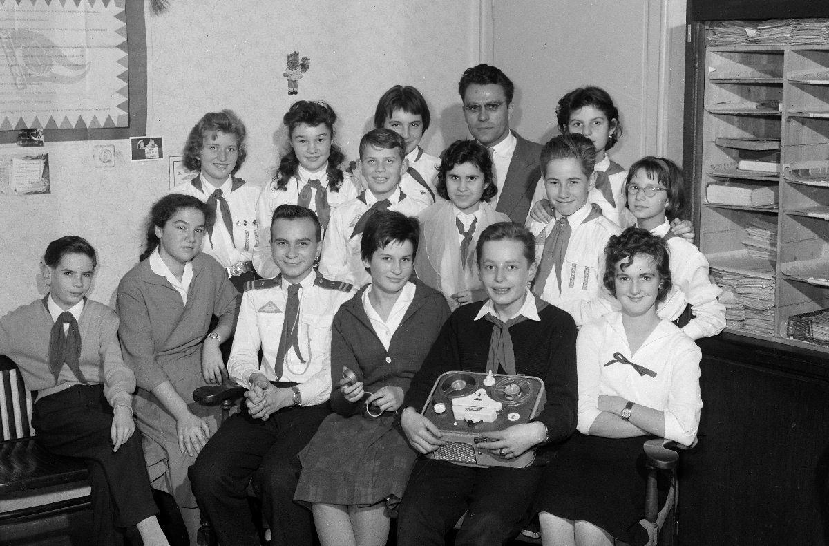 A fiatal Dévényi Tibor előtt a kamasz Koncz Zsuzsa