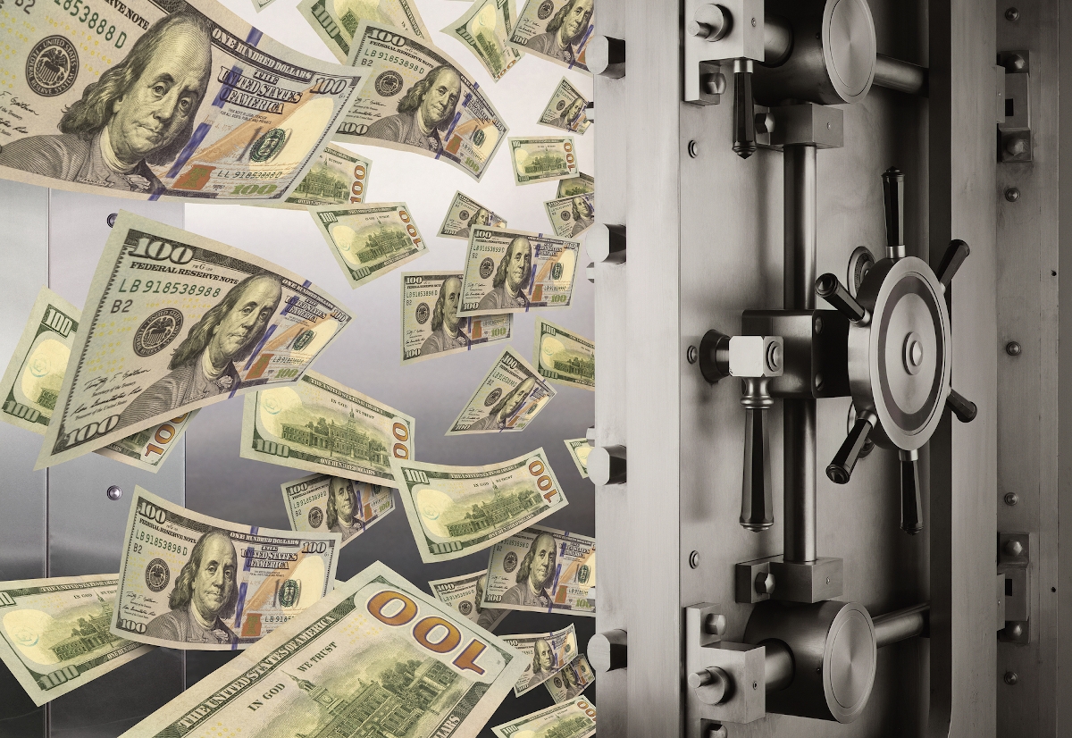 Páncélterem nyíló ajtaja, repkedő dollárok