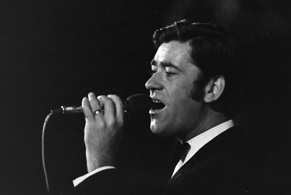 Koós János táncdalénekes