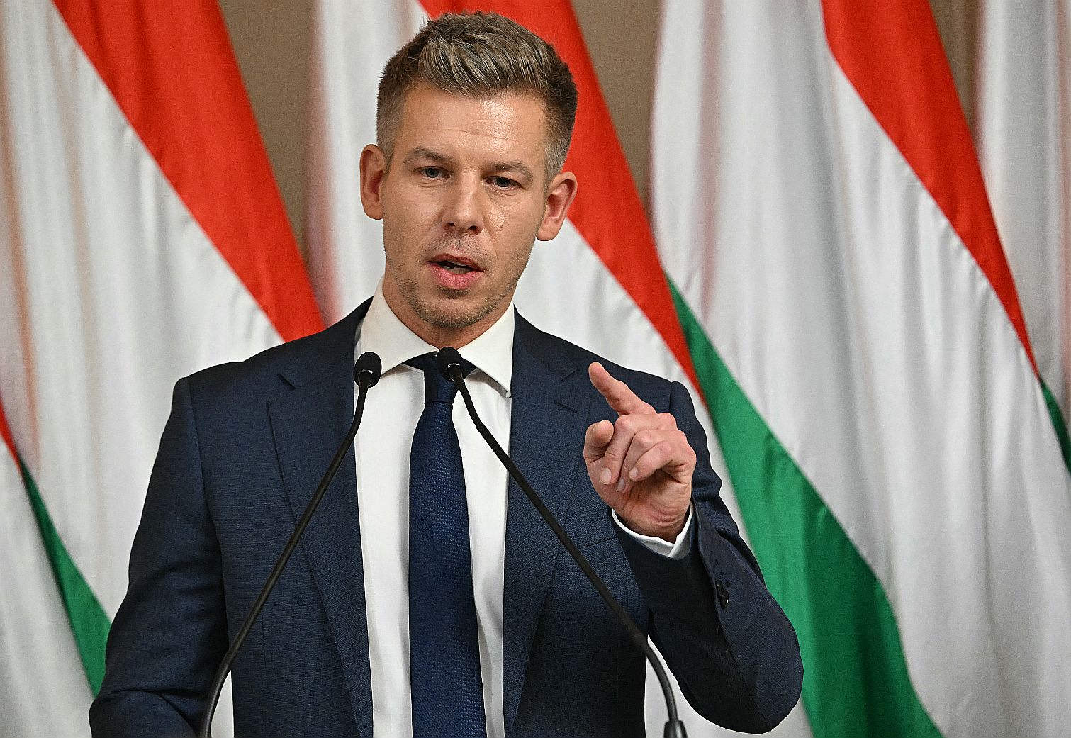 HUNGARY-POLITICS-MAGYAR - Startlap Magyar Péter magyar zászlók előtt állva beszél.