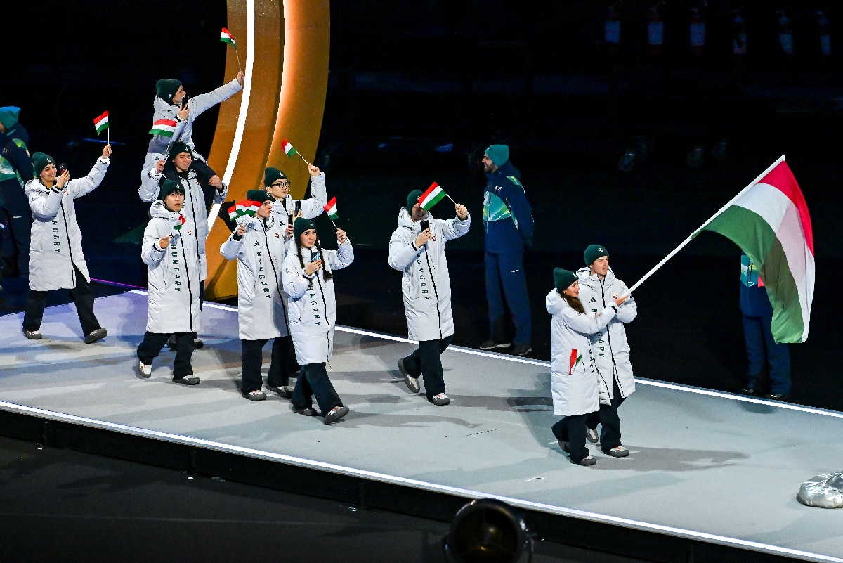 A magyar csapat érkezik a 2026-os milánói-cortinai téli olimpia megnyitóünnepségén a milánói San Siro Stadionban 2026. február 6-án.