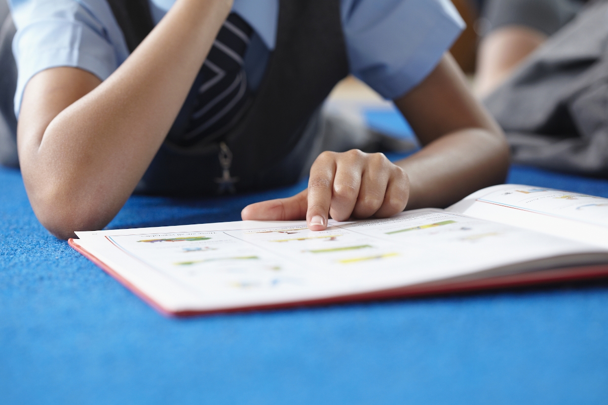 Olvasó gyerek könyvvel