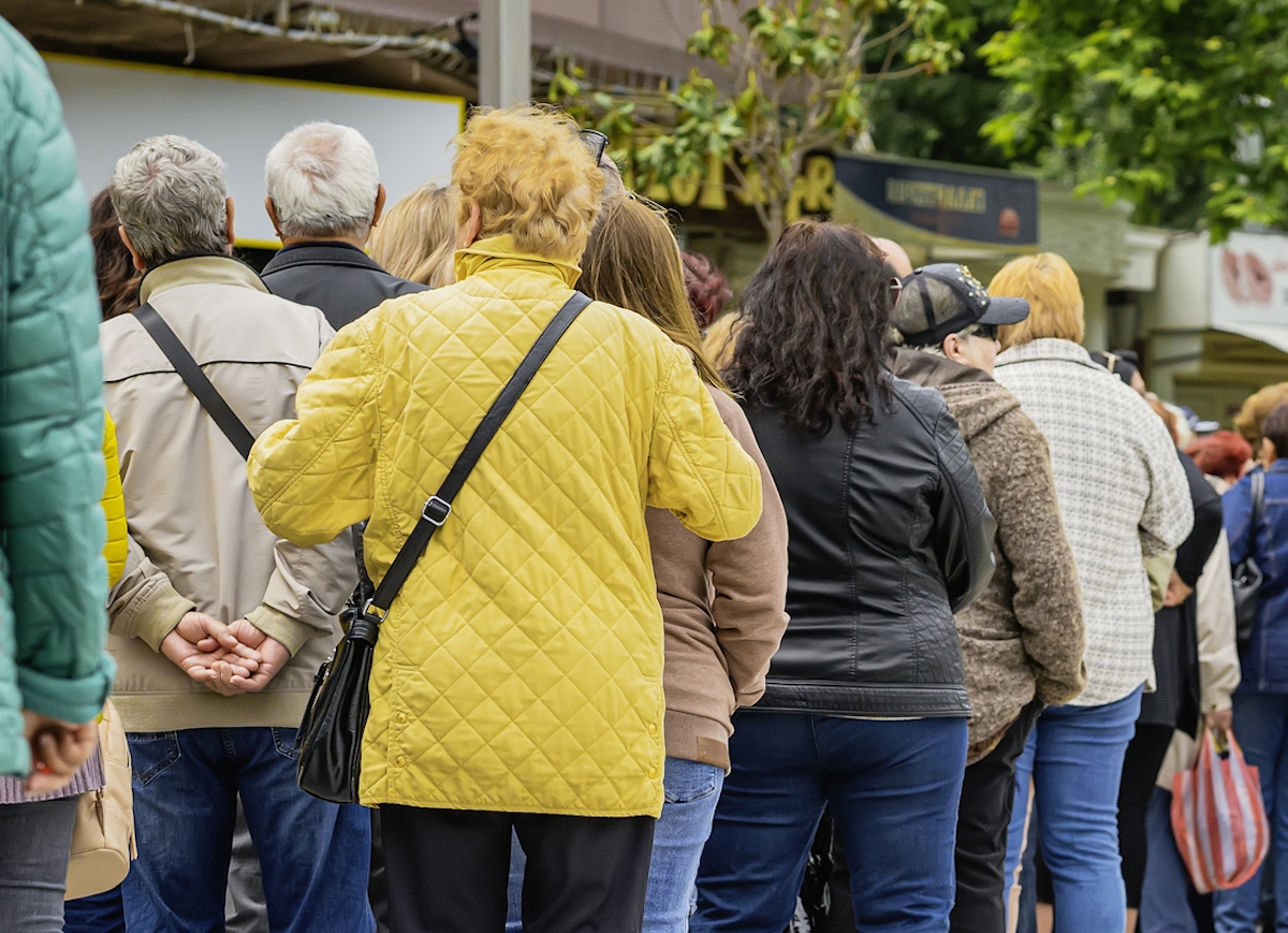 Sorban álló emberek