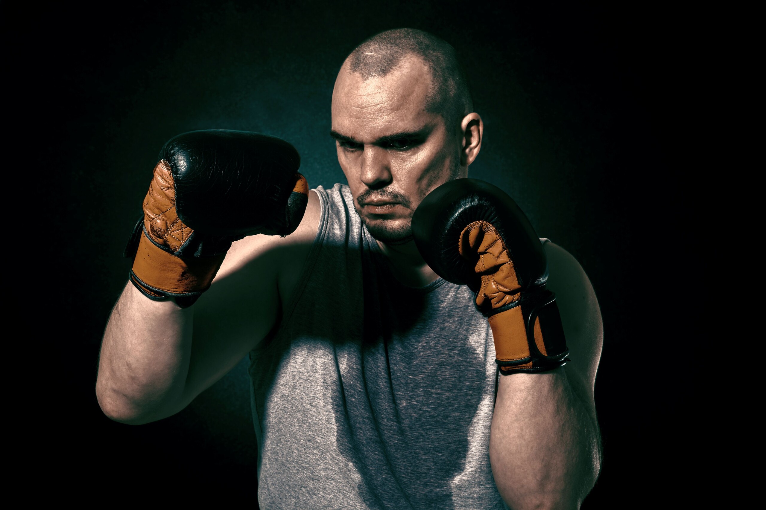 Izzadt férfi bokszkesztyűben.