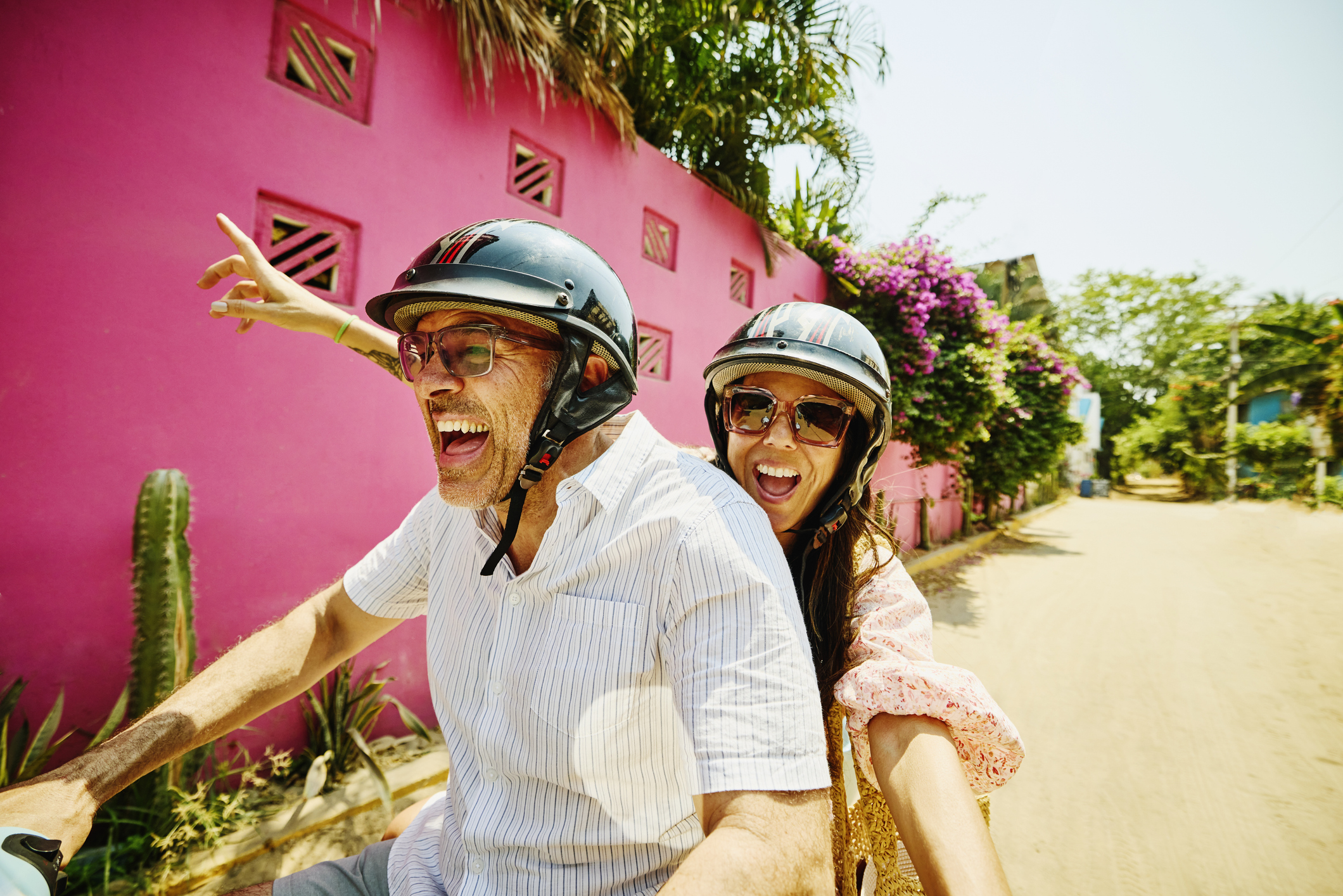 Barátságok pszichológiája - Startlap Idős férfi és fiatalabb nő vidáman motorozik