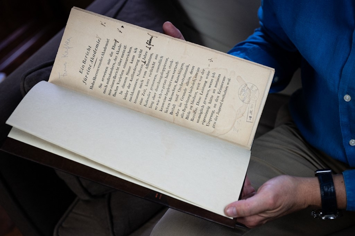 Egy könyvet tart kezében egy férfi