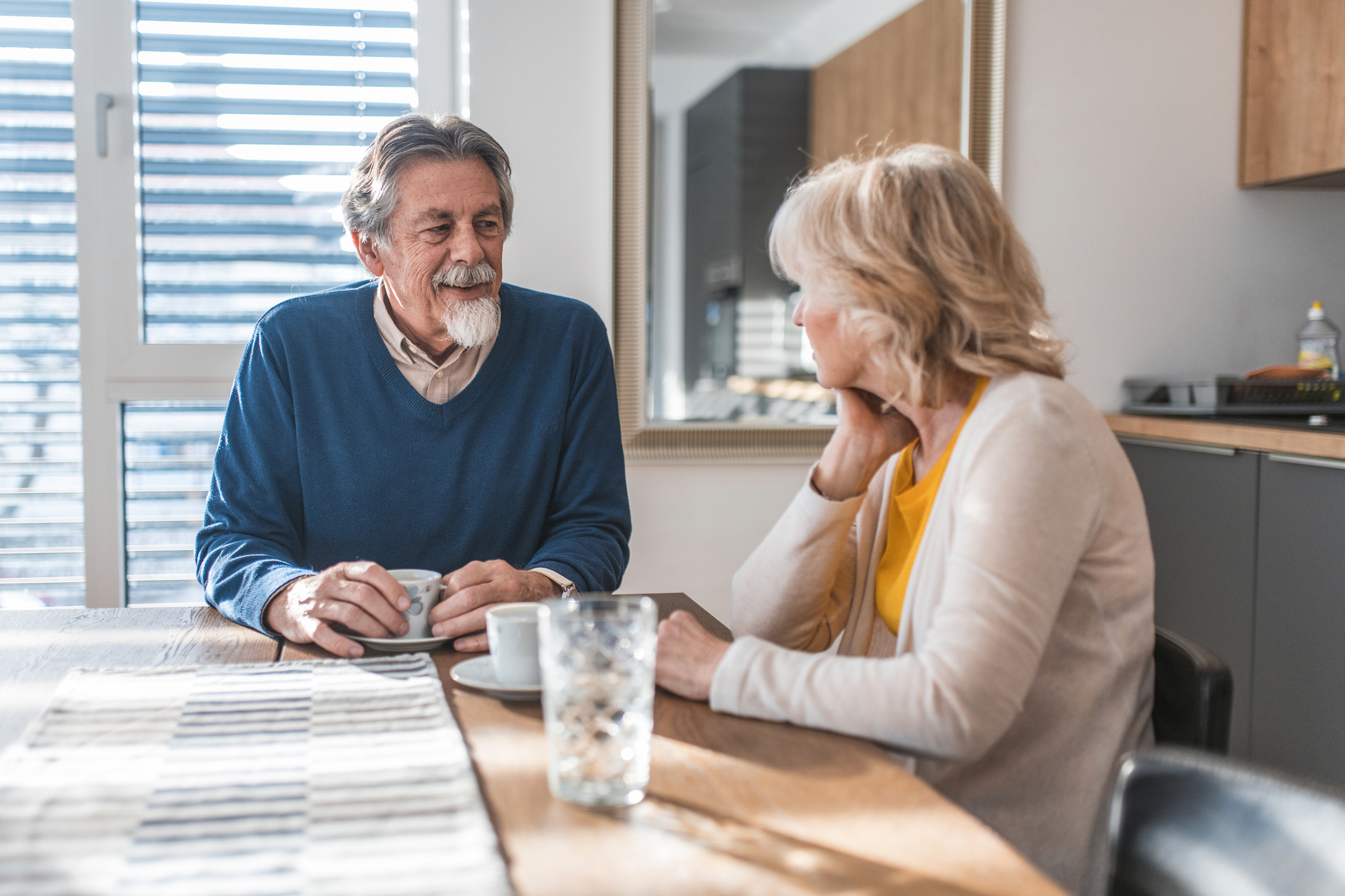 Idős pár beszélget