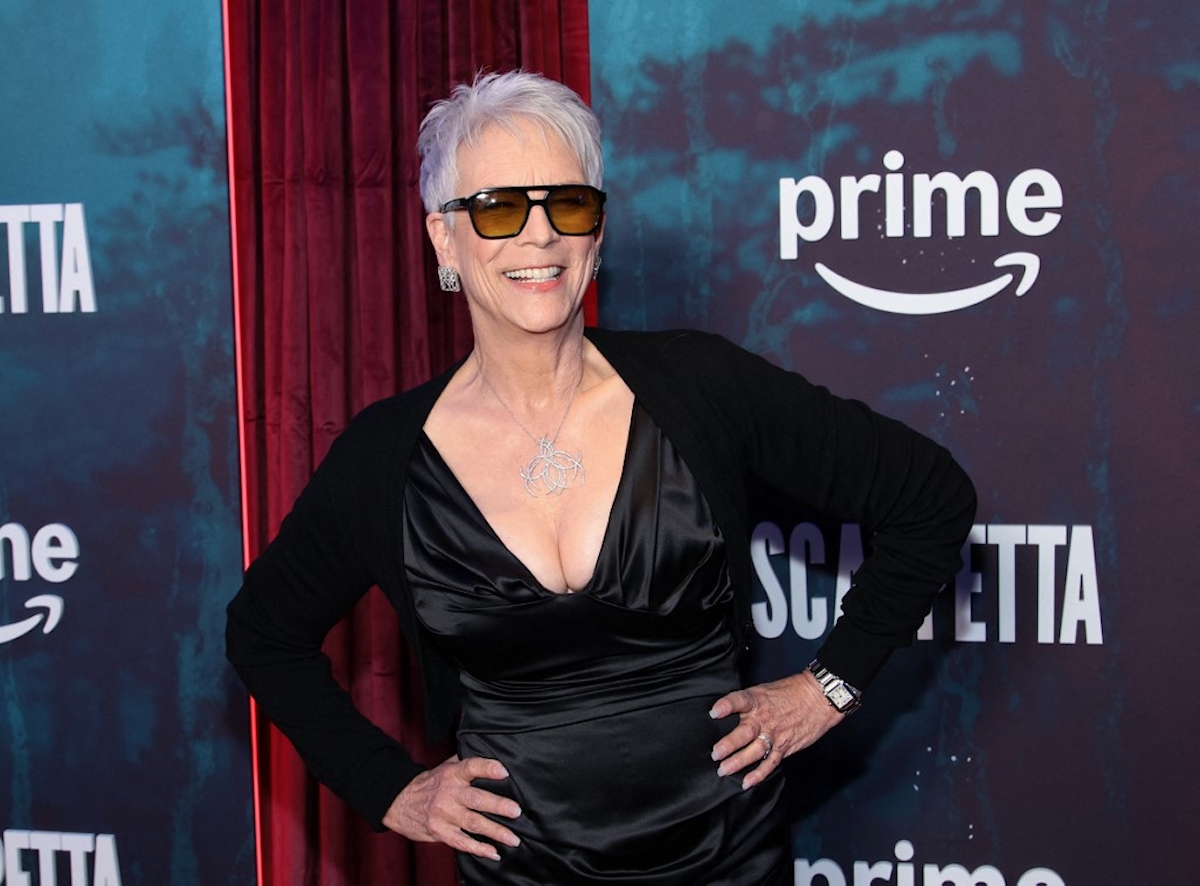 Jamie Lee Curtis fekete ruhában pózol egy filmes rendezvényen