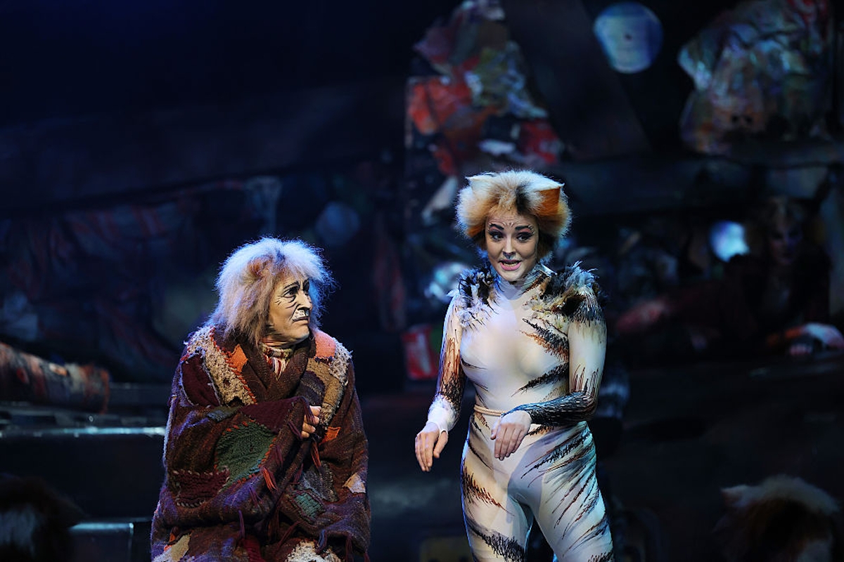 Két színész állatnak öltözve a színpadon a Macskák című musicalben