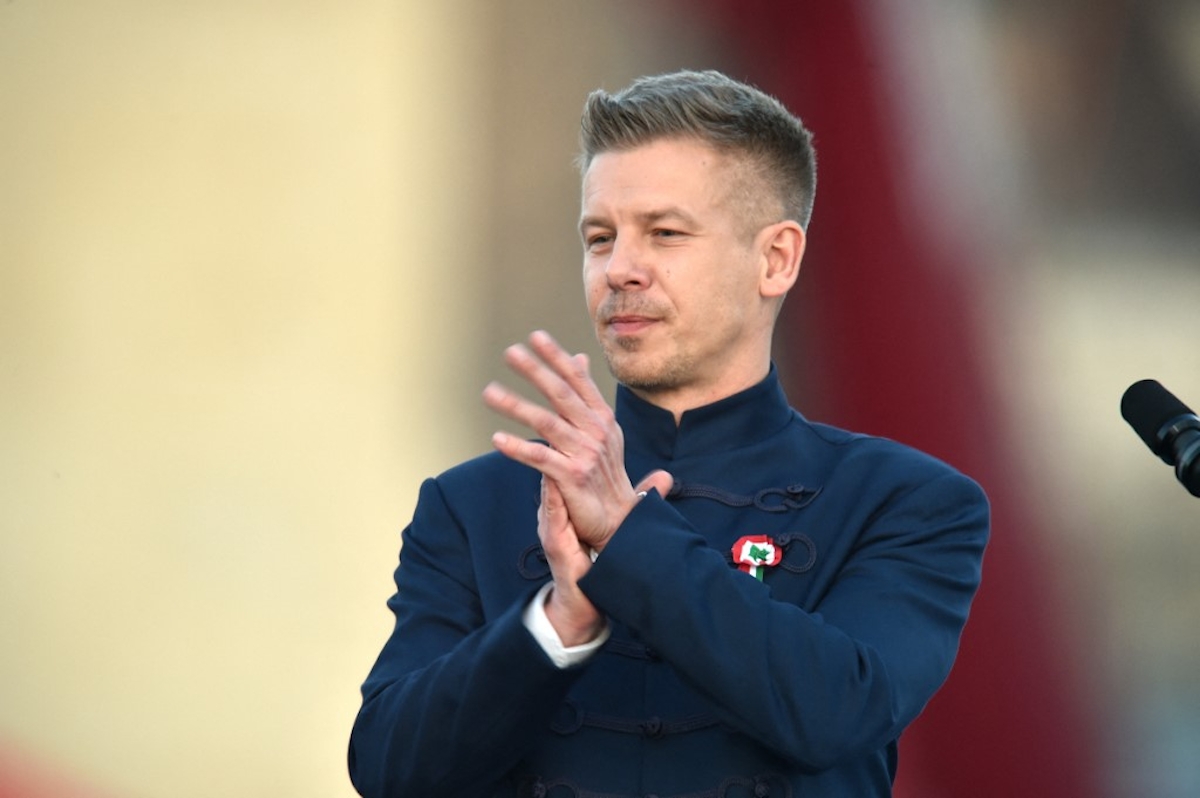 Magyar Péter tapsol a Tisza egyik rendezvényén