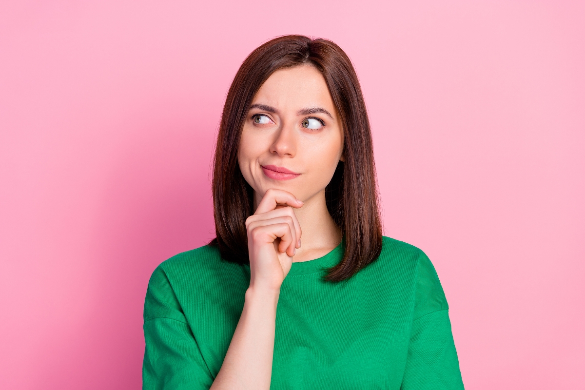 no_all_kez_ - Startlap Egy fiatal nő az állát fogva grimaszol