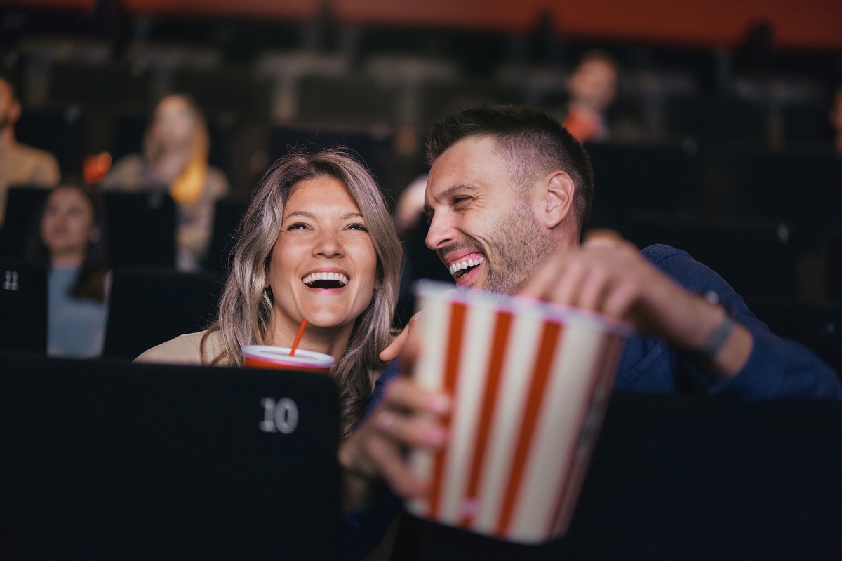 Egy férfi és egy nő ülnek a moziban, és pattogatott kukoricát esznek