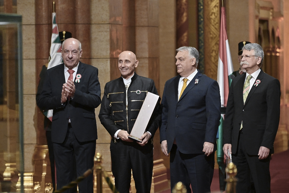 Pataky Attila énekes, dalszövegíró, az EDDA Mûvek frontembere (b2) átveszi a Kossuth-díjat