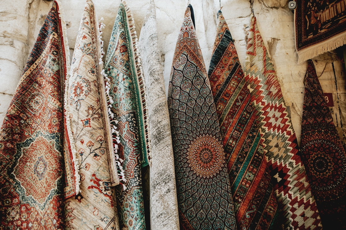 Egymás mellé felfüggesztett perzsaszőnyegek